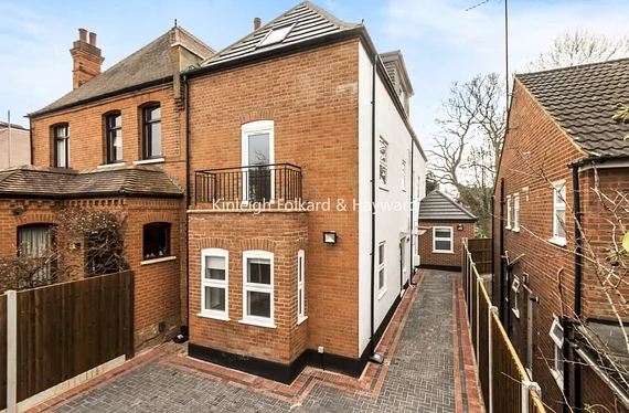 Flat Hendon Lane in Greater London