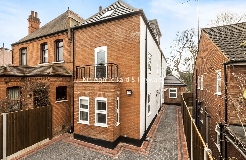 Flat Hendon Lane in Greater London