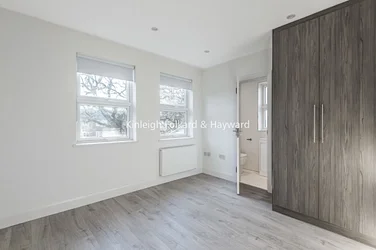 Flat Hendon Lane in Greater London