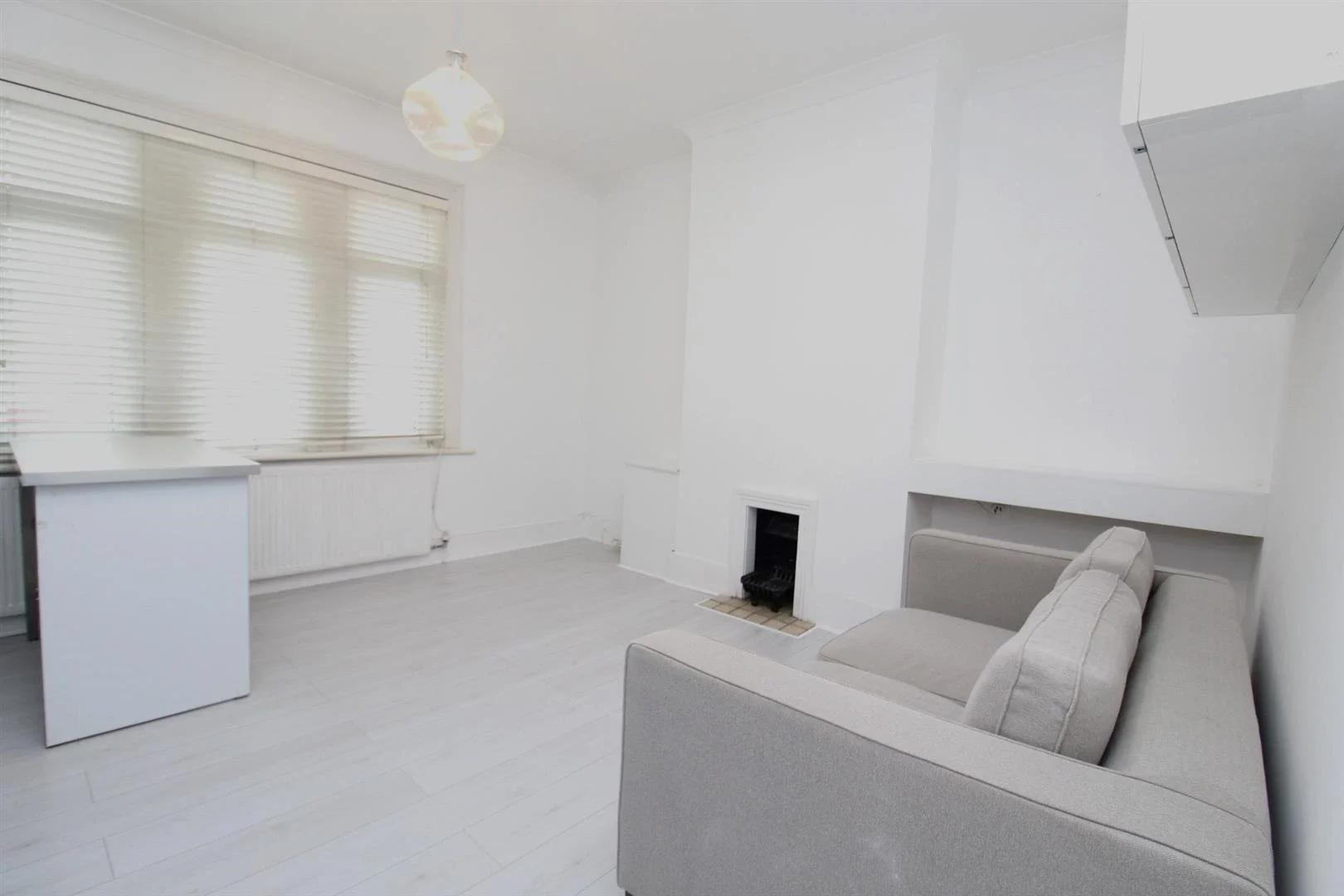 Flat Chingford Mount Road in Greater London