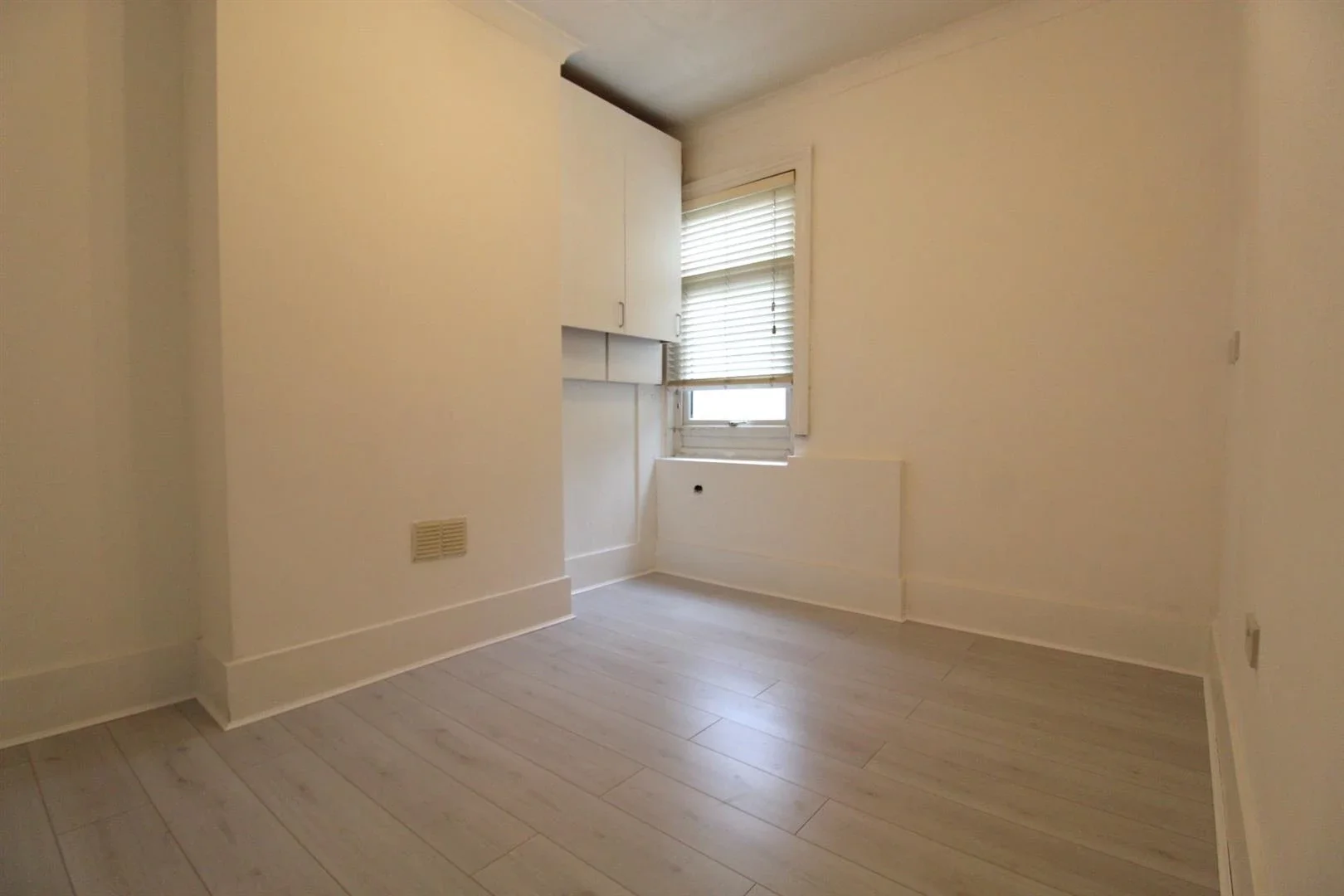 Flat Chingford Mount Road in Greater London