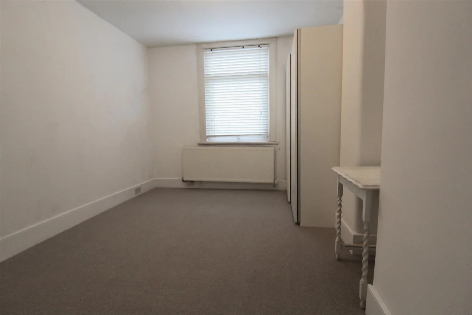 Flat Chingford Mount Road in Greater London