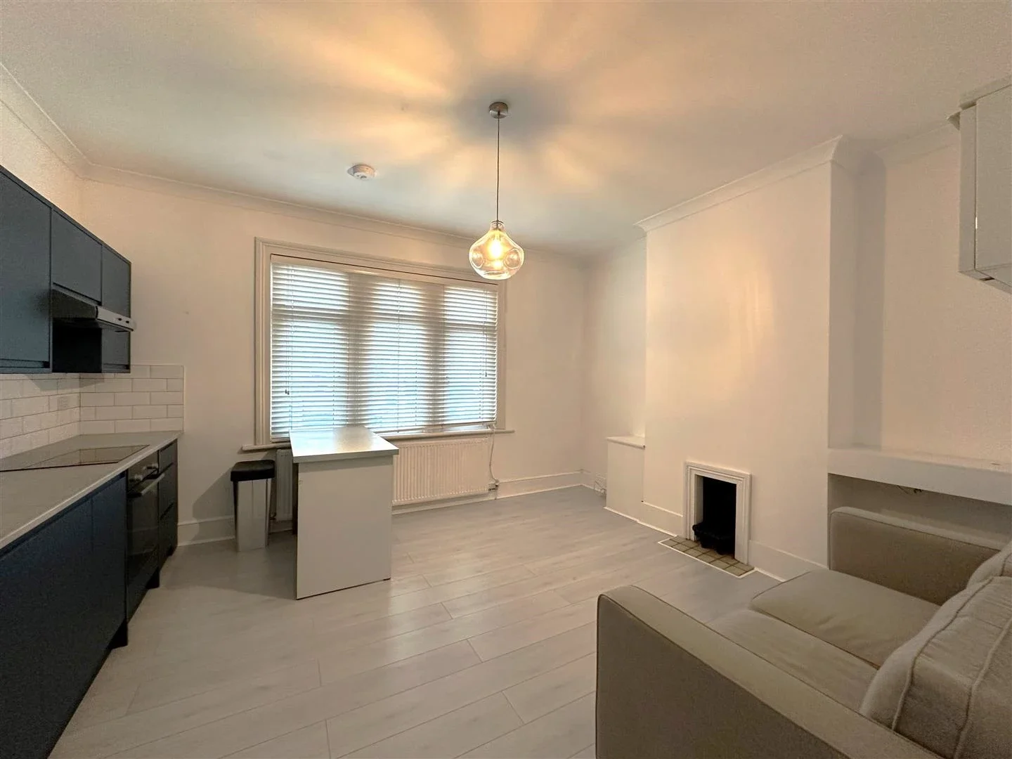 Flat Chingford Mount Road in Greater London