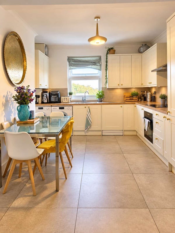 Room High Street in Greater London