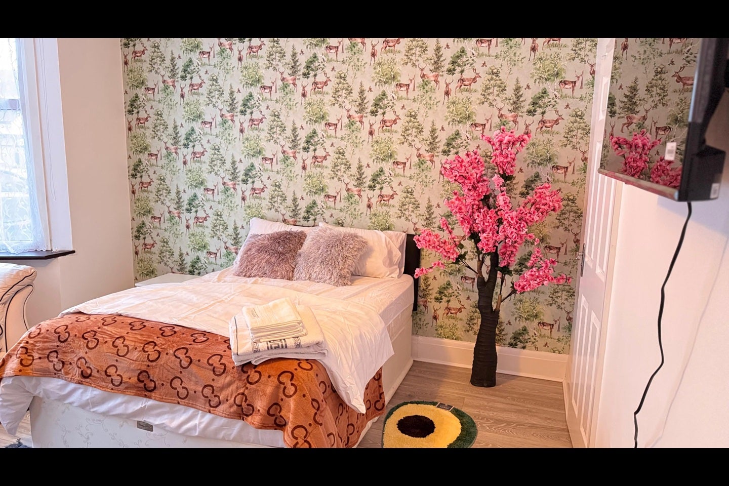 Room Ashurst Drive in Greater London