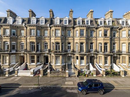 Flat First Avenue in Hove