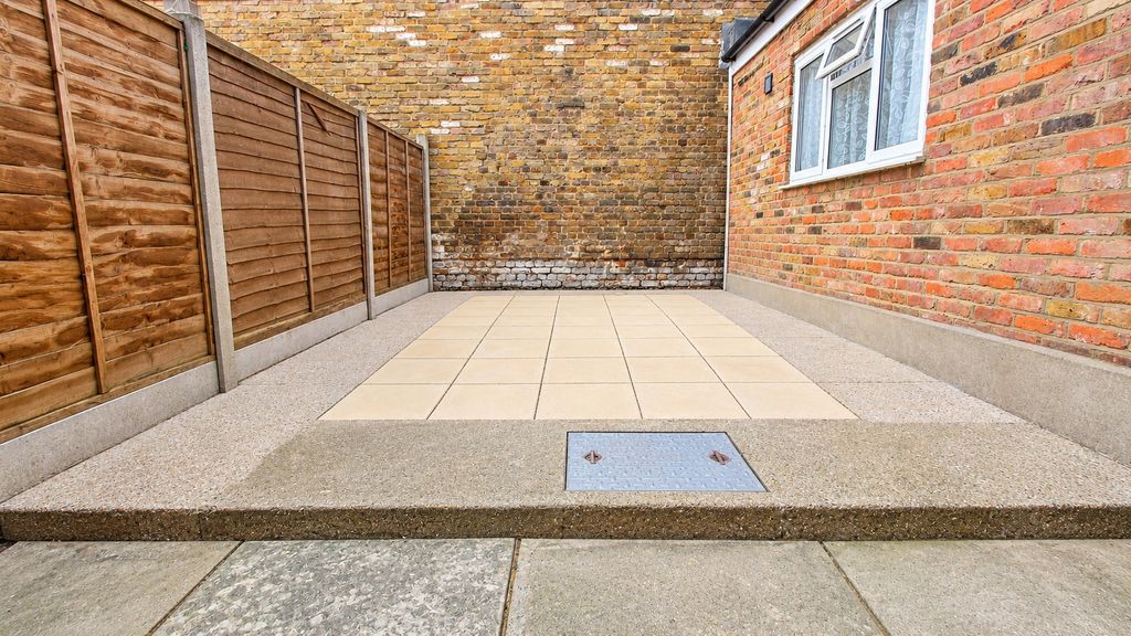 Flat Pembury Road in Greater London