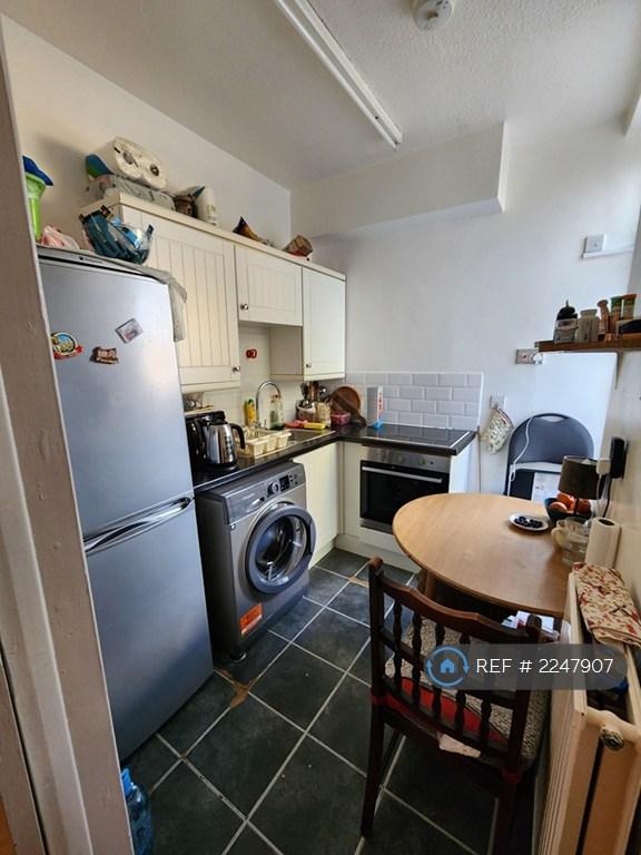 Flat Broadfield Road in Greater London