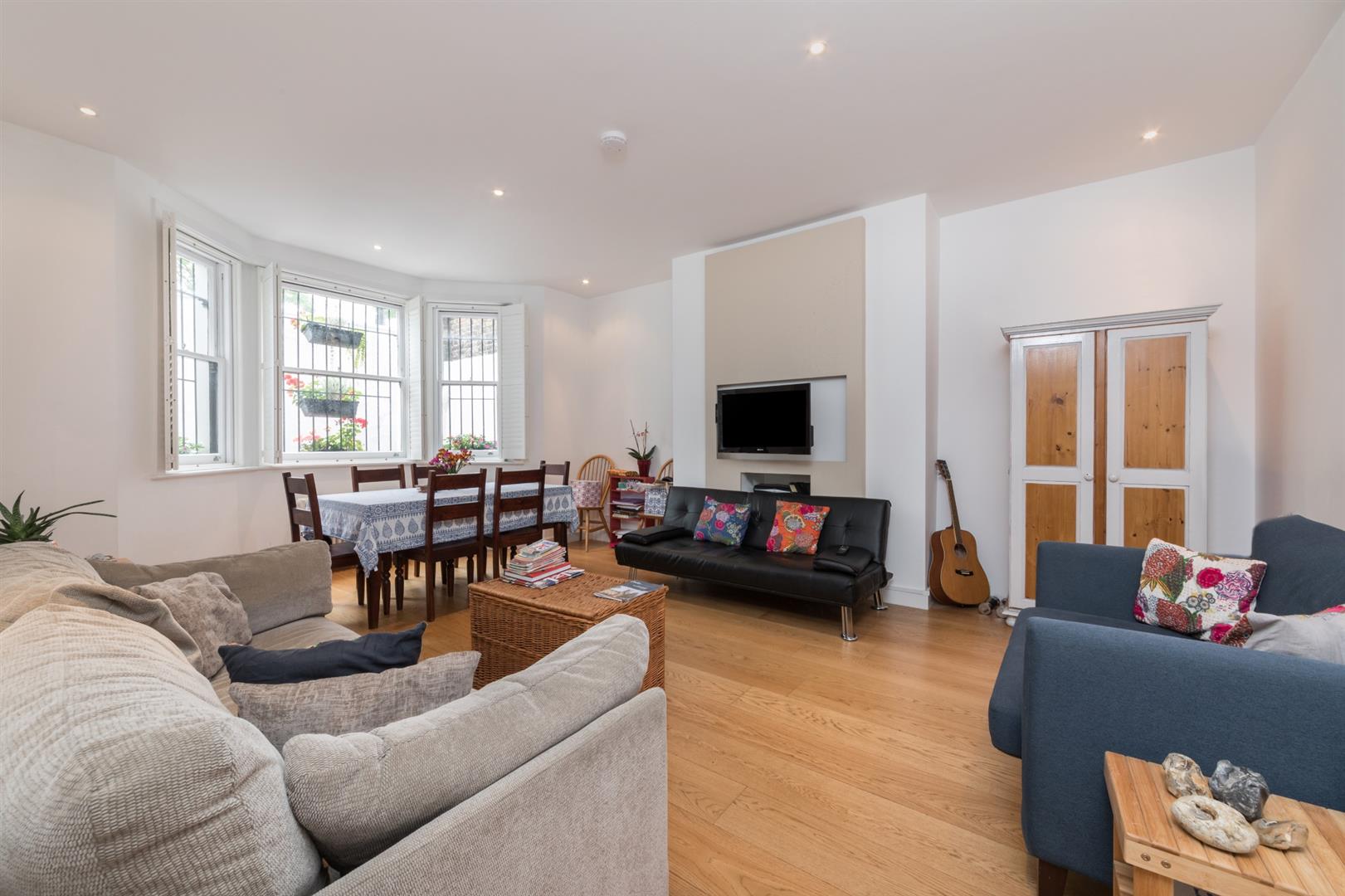Flat Lauderdale Road in City of Westminster