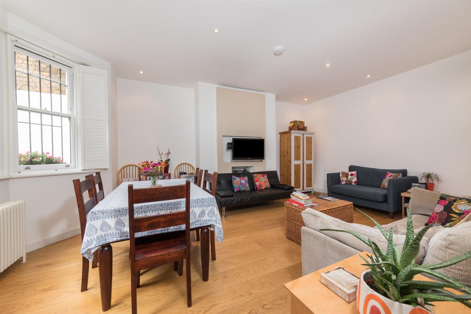 Flat Lauderdale Road in City of Westminster