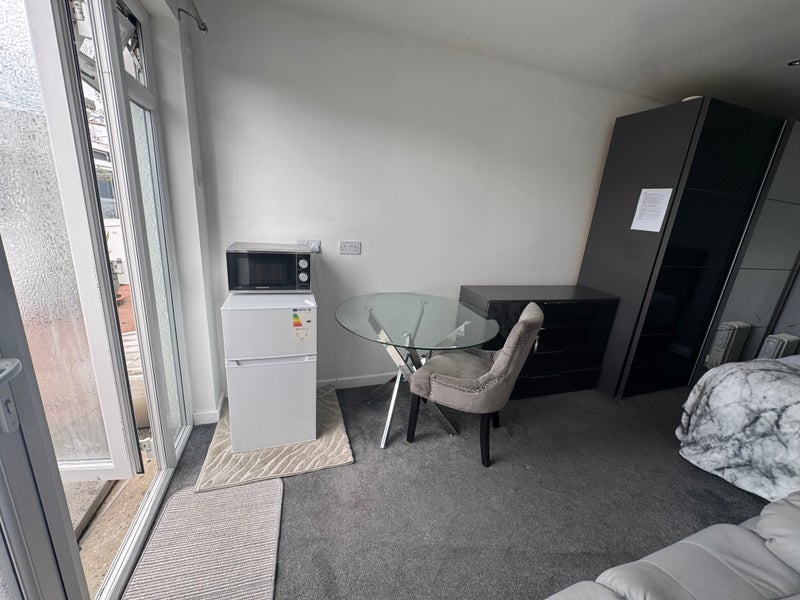 Room Bascott Road in Bournemouth
