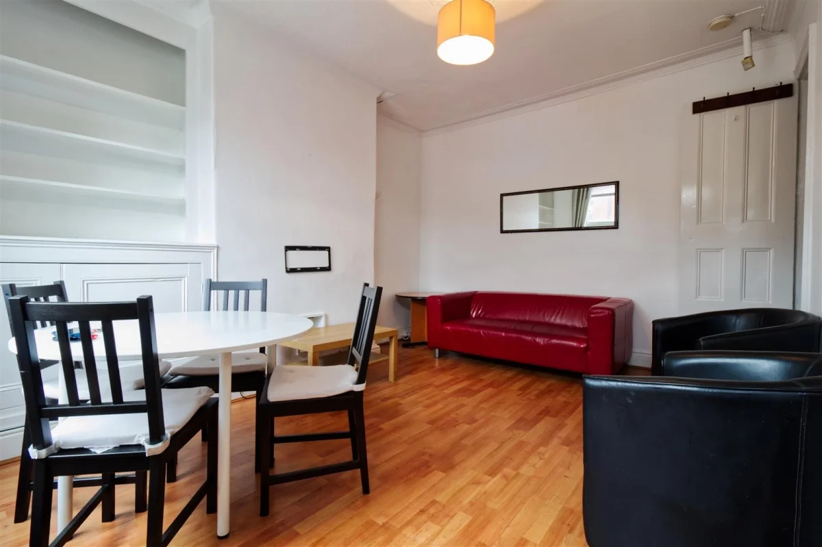 Flat Wetherby Place in Leeds