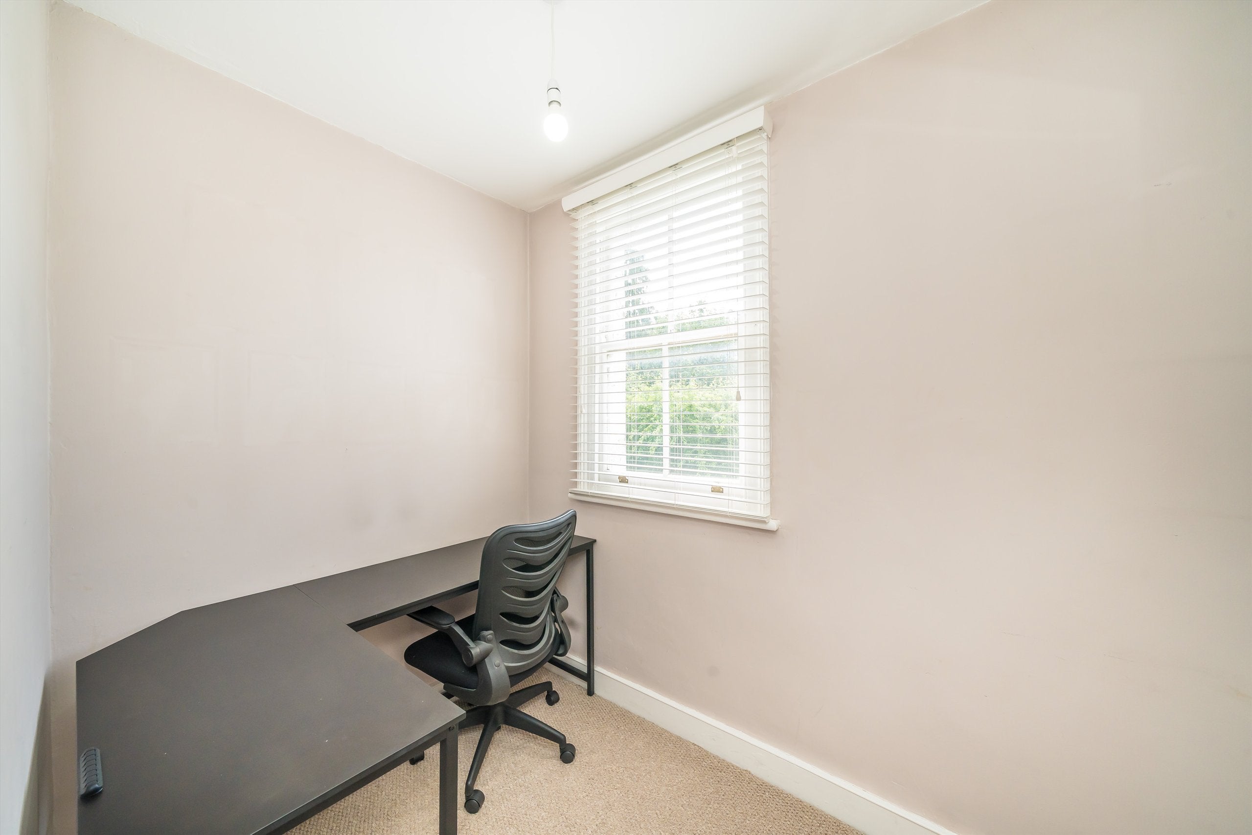 Flat Dafforne Road in Greater London