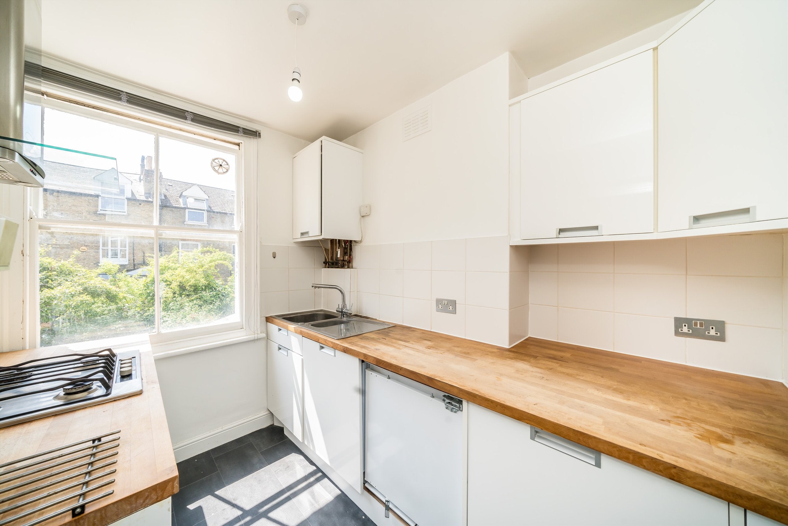 Flat Dafforne Road in Greater London