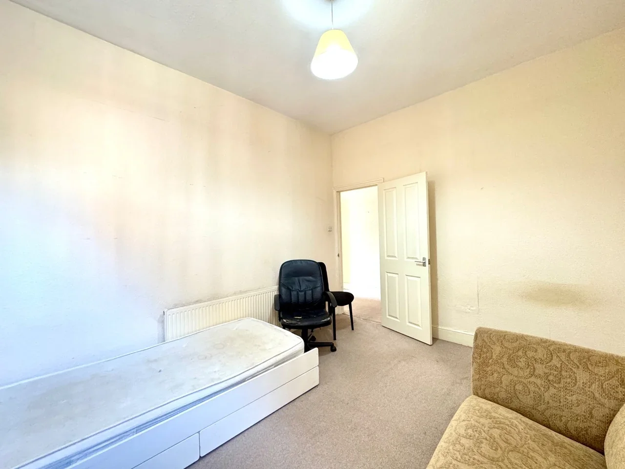 Room Dollis Park in Greater London