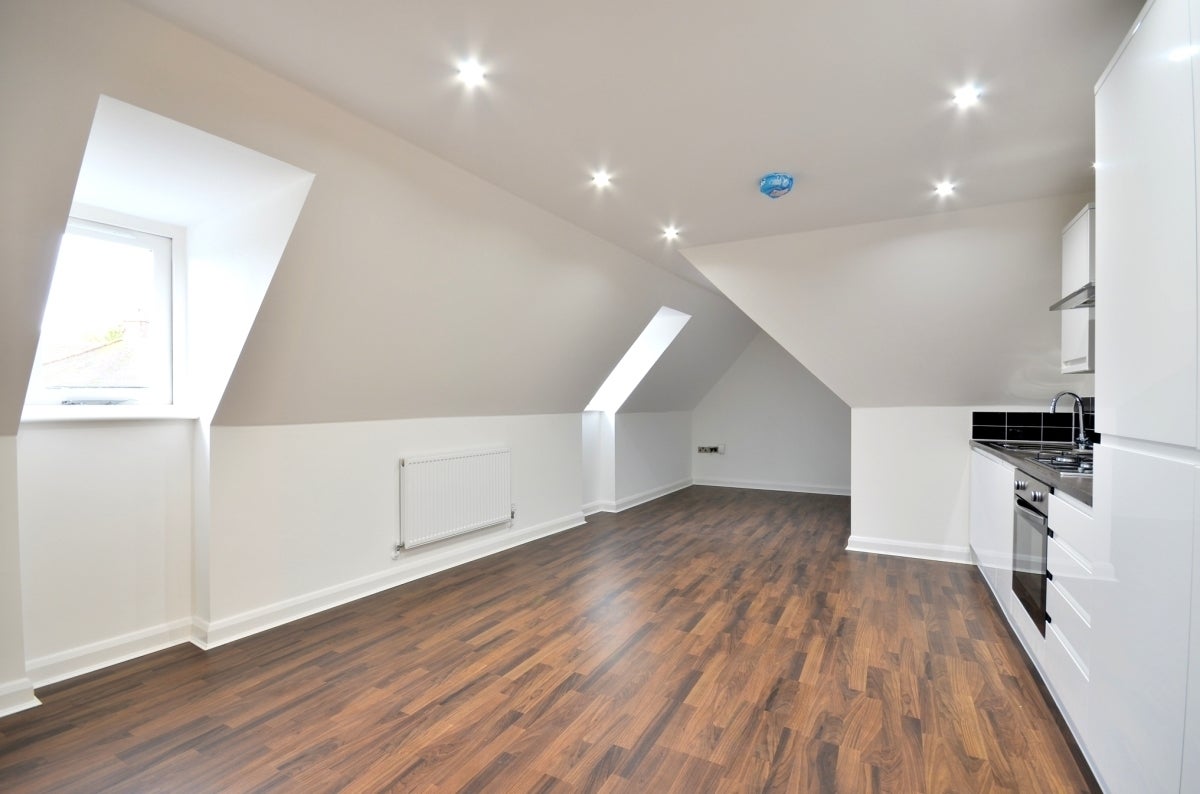 Flat Uxbridge Road in Three Rivers