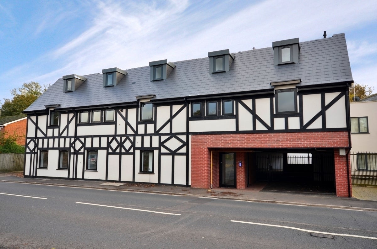 Flat Uxbridge Road in Three Rivers