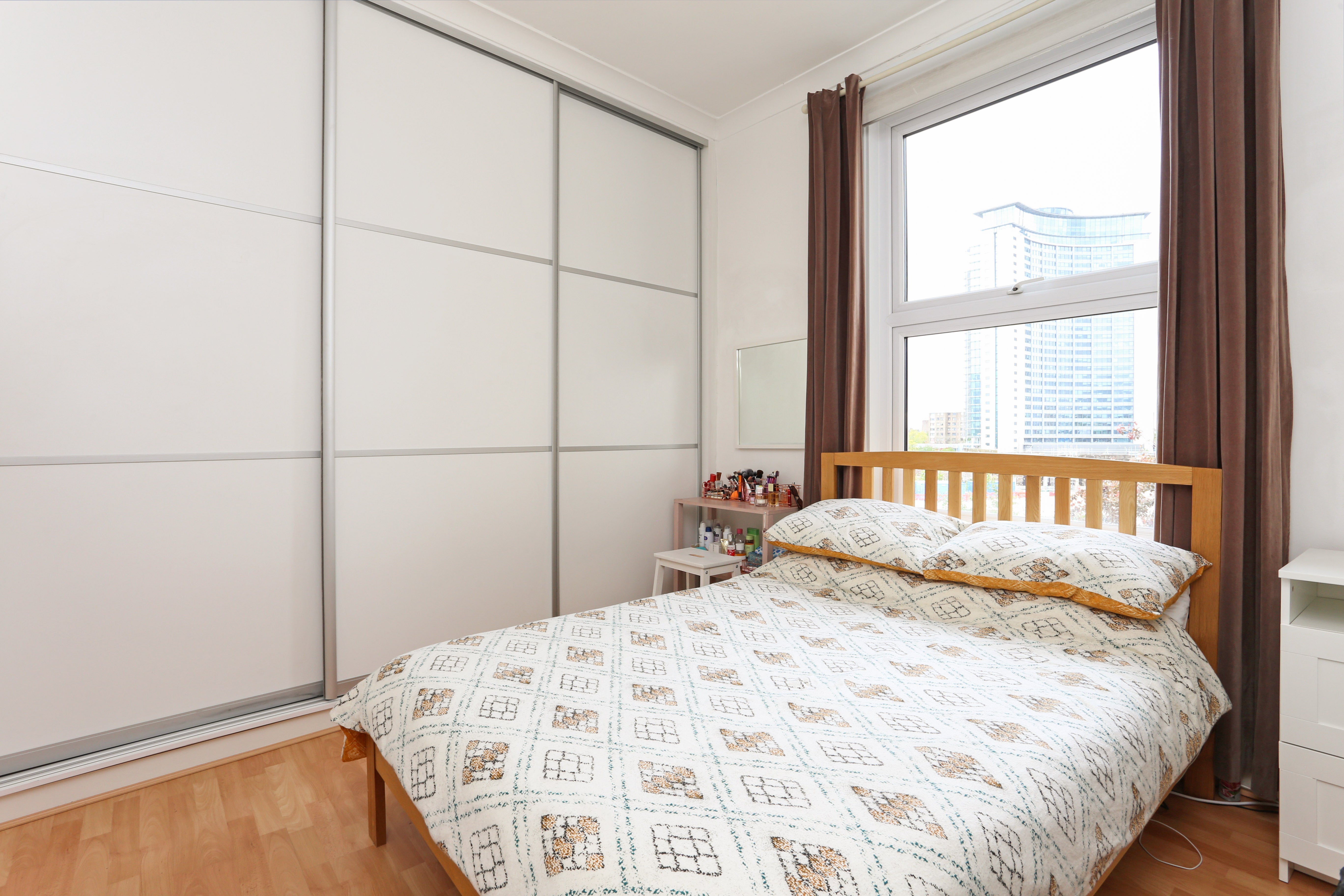 Flat Eardley Crescent in Greater London