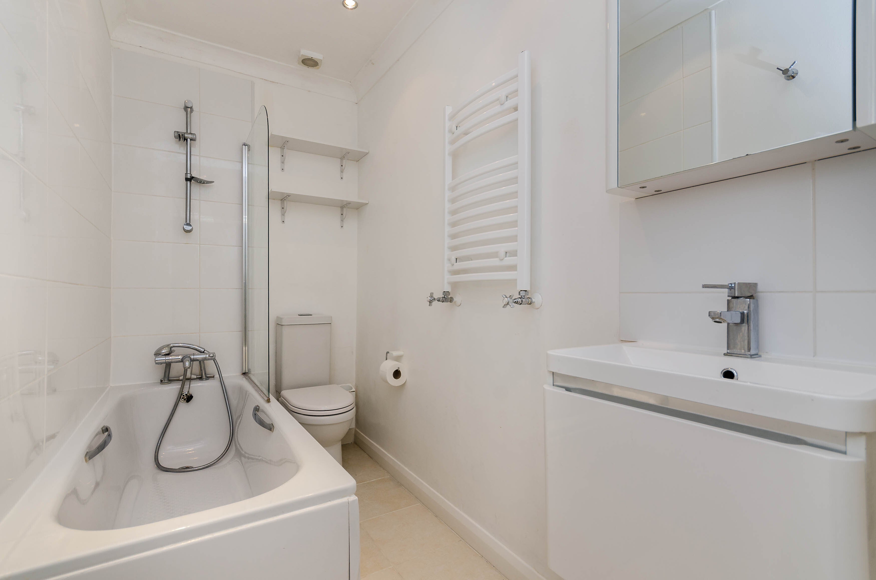 Flat Eardley Crescent in Greater London