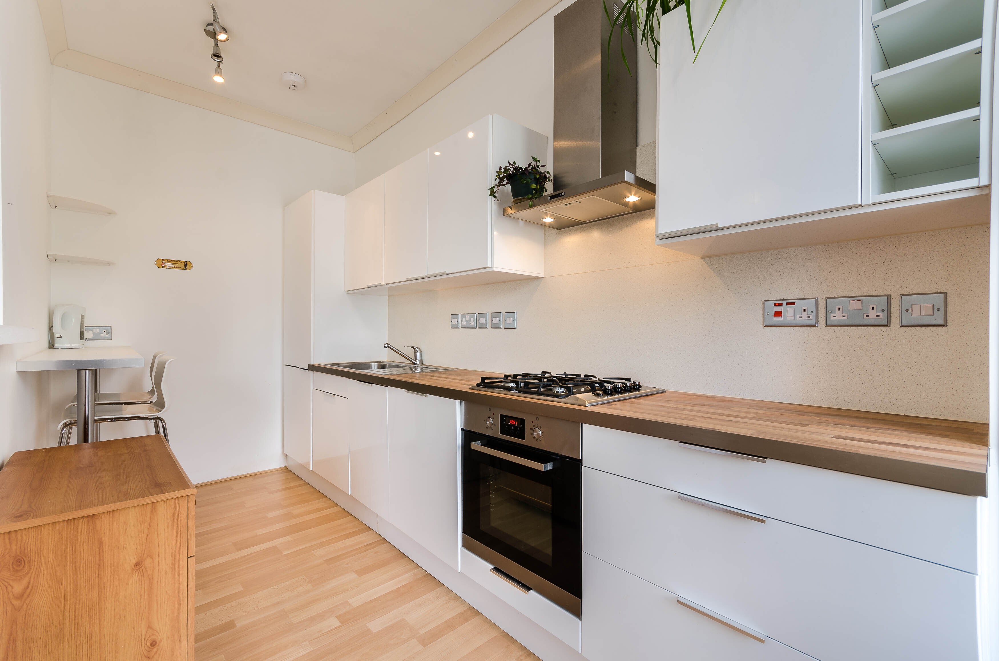 Flat Eardley Crescent in Greater London