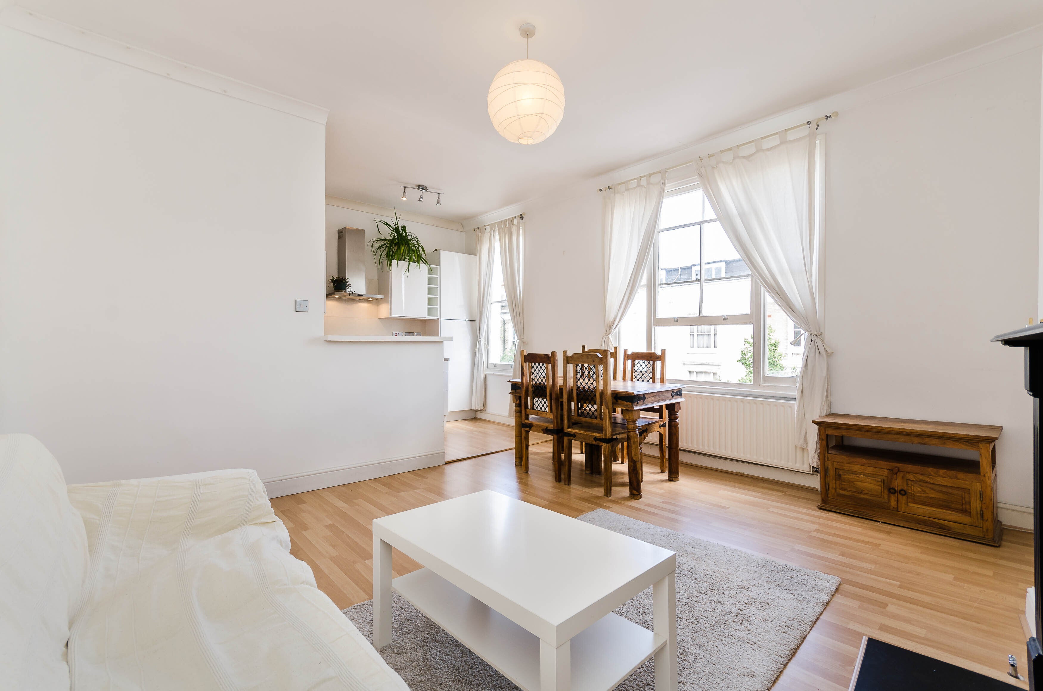Flat Eardley Crescent in Greater London