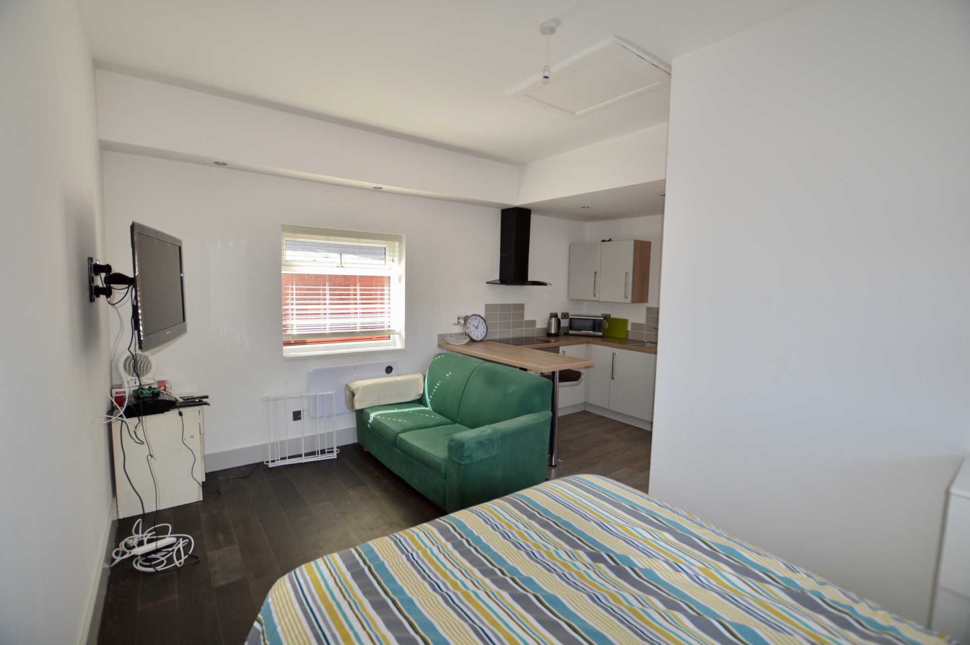 Room Cathay Close in Milton Keynes