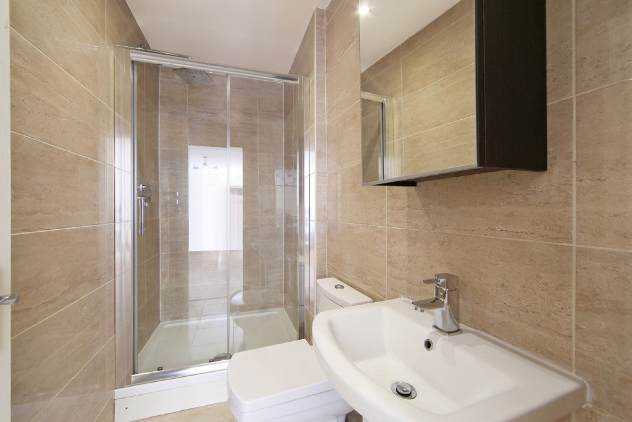 Flat Richard Street in Greater London