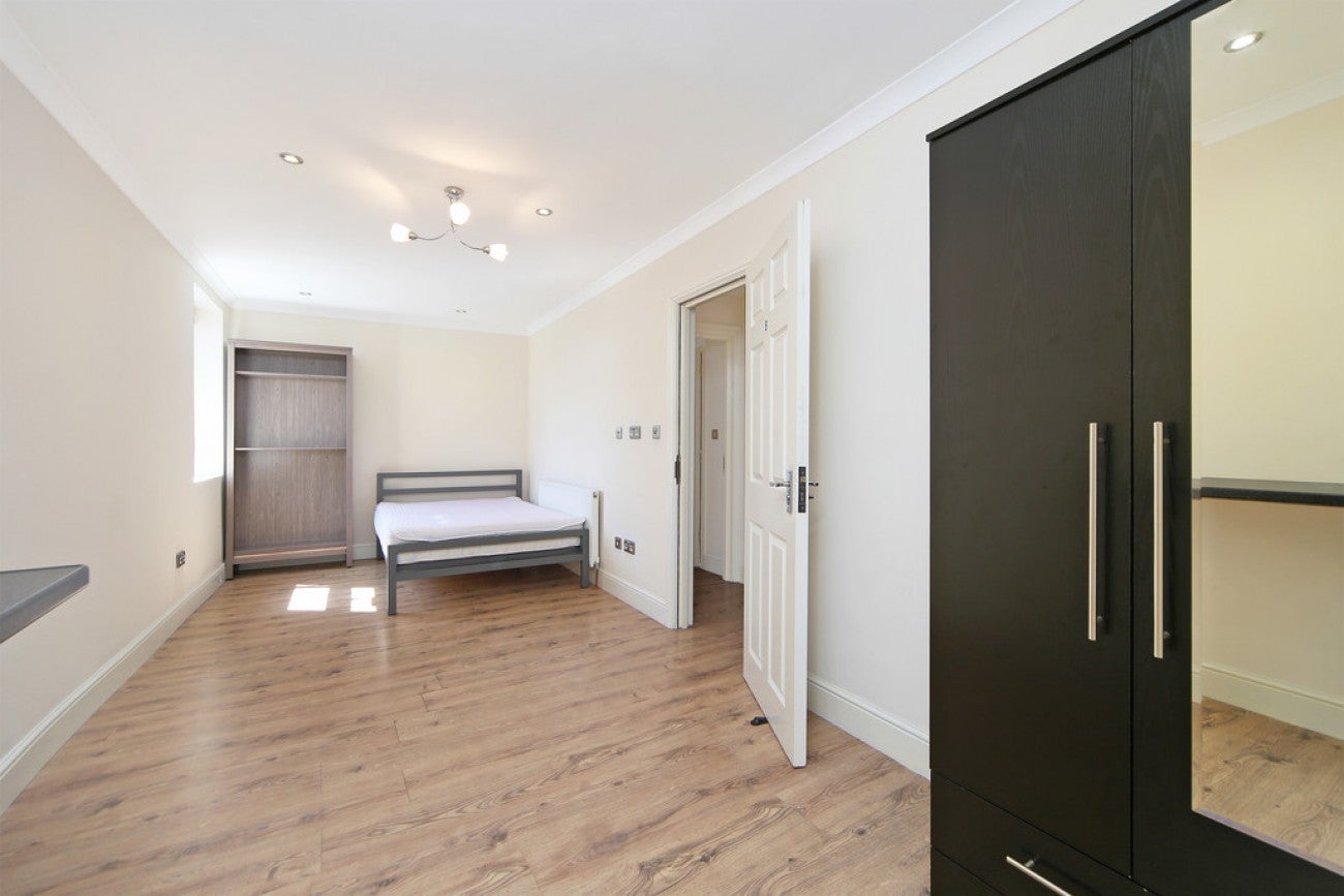 Flat Richard Street in Greater London